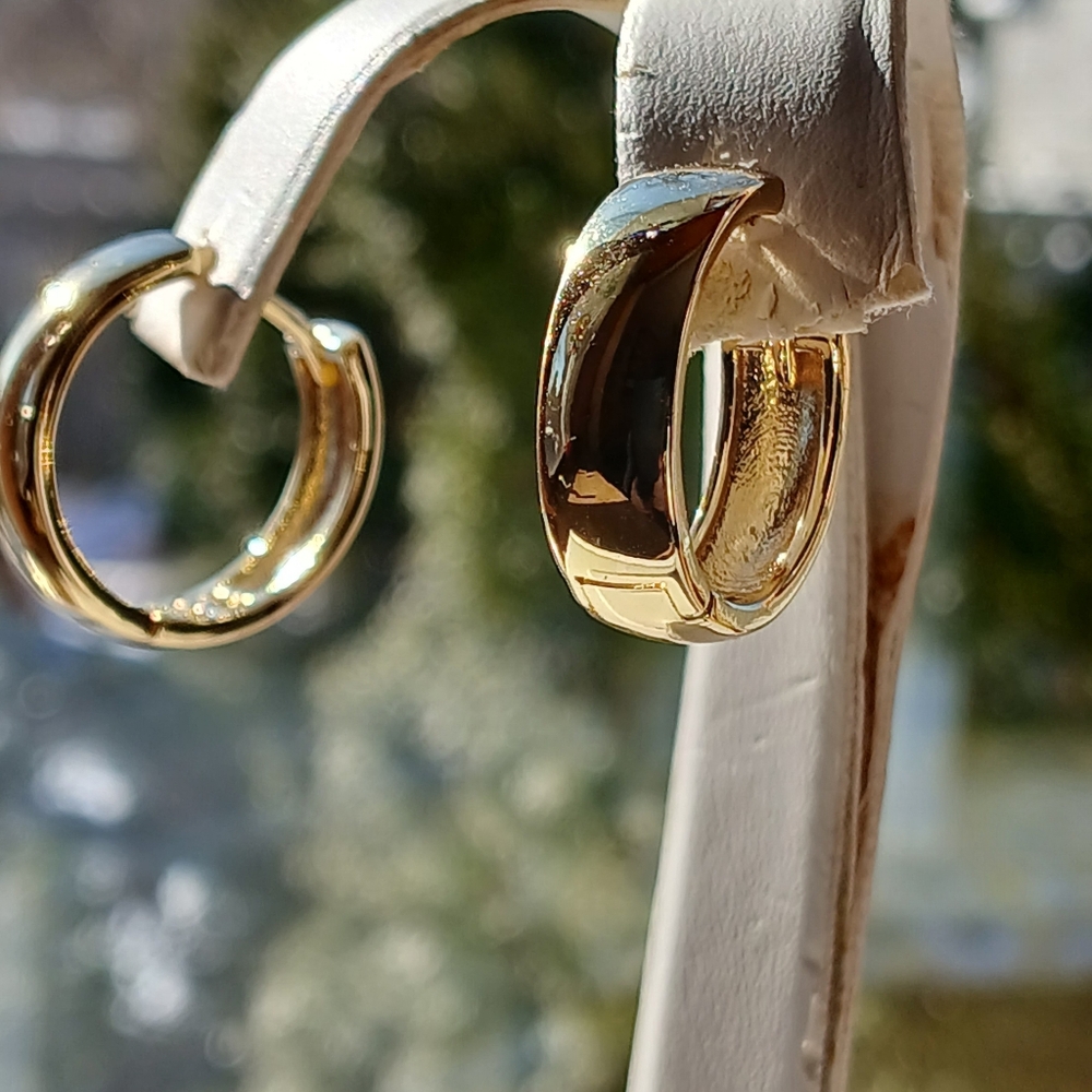 Beautiful 18K Gold Filled Wedding Band Style Hoop Earrings - Picture 3 of 8